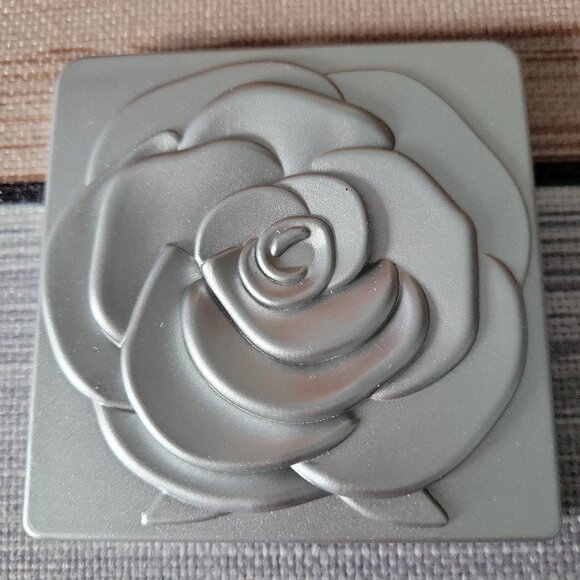 🌹Elegant Rose Blossom Compact Makeup Mirror Normal & Magnifying (Silver Color) - Picture 6 of 11